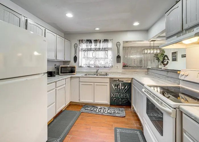 Holiday home Furnished Patio! Family-friendly Townhome *