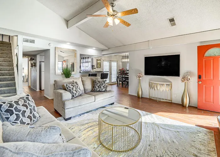 Furnished Patio! Family-friendly Townhome Holiday home Tulsa