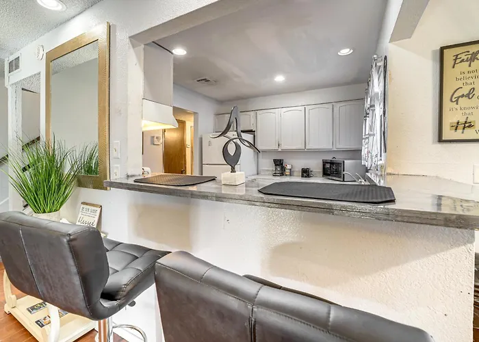 Furnished Patio! Family-friendly Townhome Holiday home