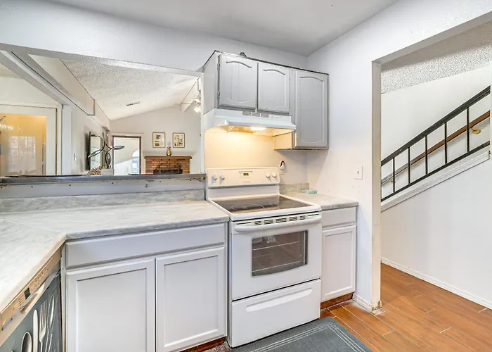 Furnished Patio! Family-friendly Townhome Holiday home
